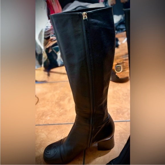 Gucci Black Leather Shoe with Gold Detail - Picture 8 of 16